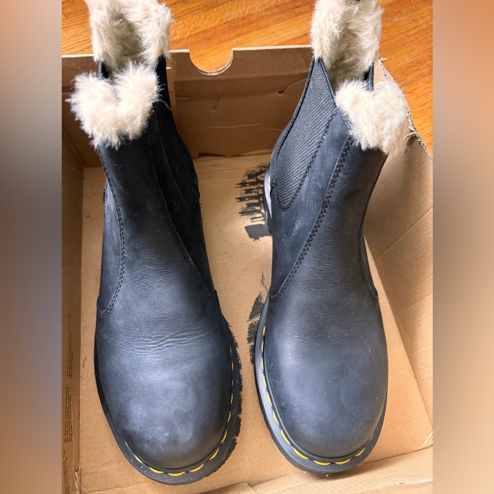 Dr. Martens Faux Fur Lined Chelsea Boots 2976 Black New Tags size 10 never worn